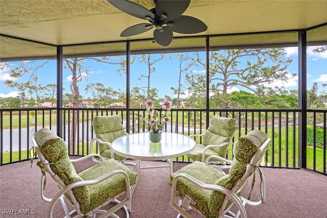 sunroom with ceiling fan