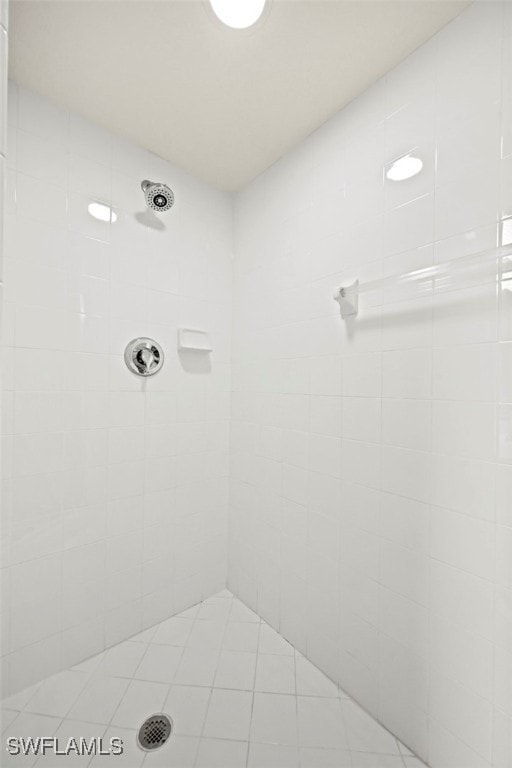 bathroom featuring a tile shower