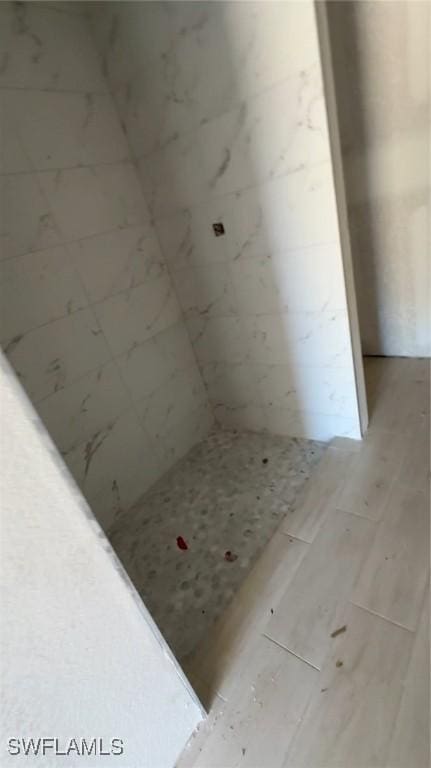 bathroom featuring a tile shower