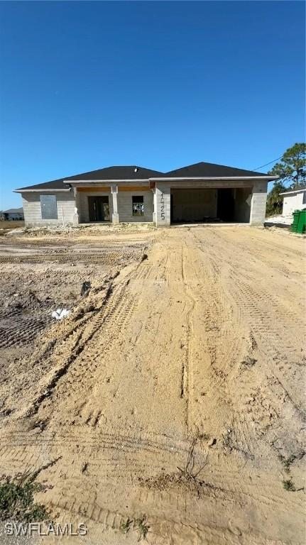 view of front of property featuring driveway