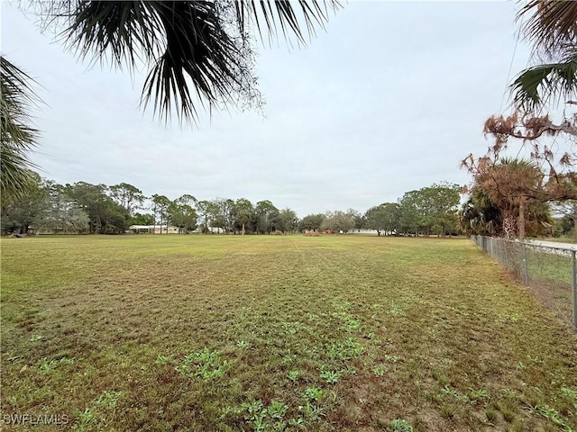 view of yard featuring a rural view