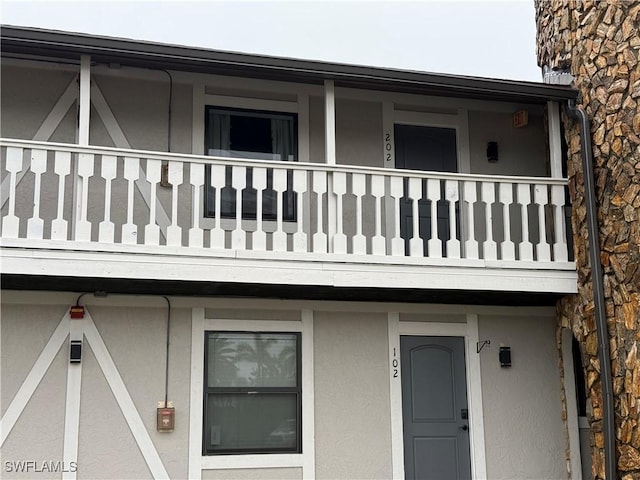 property entrance featuring a balcony