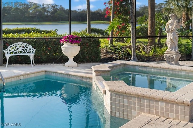 view of pool with an in ground hot tub and a water view