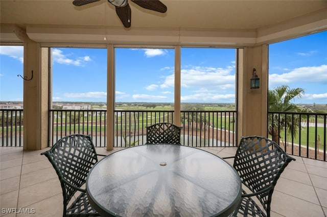 sunroom with ceiling fan