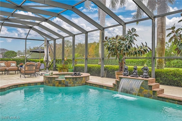 view of pool featuring an in ground hot tub, a patio, pool water feature, and glass enclosure