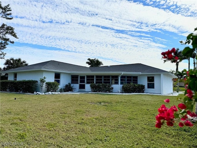 view of front facade featuring a front yard