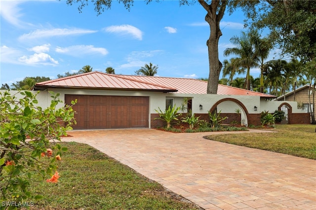 view of front of house featuring a garage and a front yard