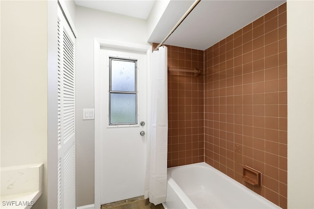 bathroom with shower / tub combo