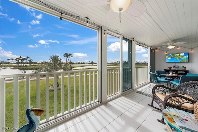 sunroom / solarium with ceiling fan