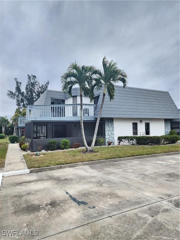 view of front of house featuring a front lawn