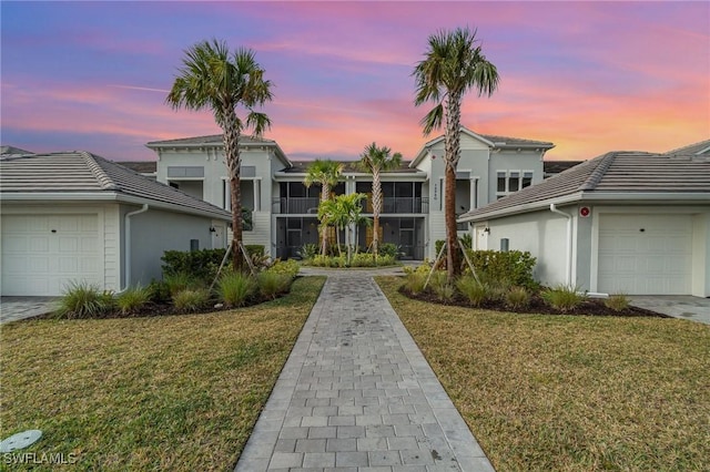 view of front property featuring a garage and a lawn