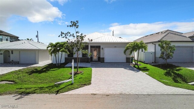 view of front facade featuring a garage and a front yard