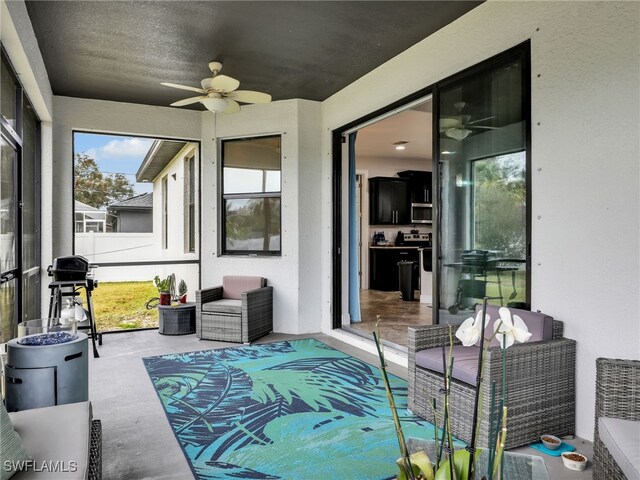 sunroom with ceiling fan