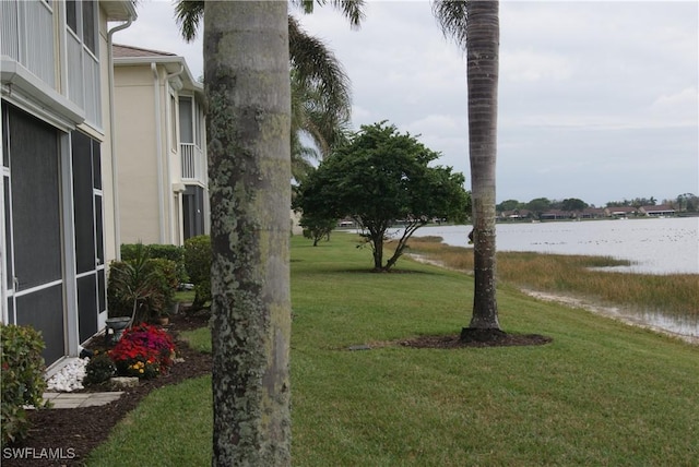 view of yard featuring a water view