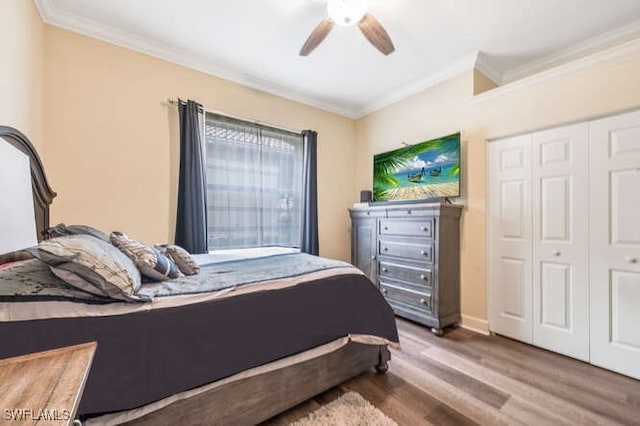 bedroom featuring ceiling fan, hardwood / wood-style floors, a closet, and crown molding