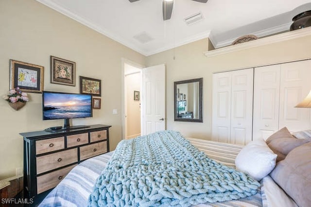 bedroom featuring crown molding, a closet, and ceiling fan