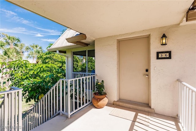 property entrance featuring a balcony