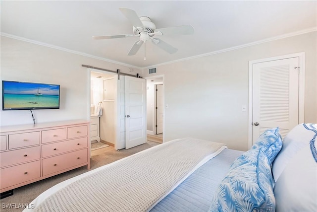 bedroom featuring ceiling fan, ornamental molding, a barn door, and light carpet