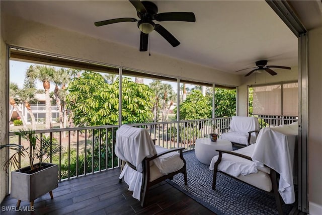 sunroom with ceiling fan