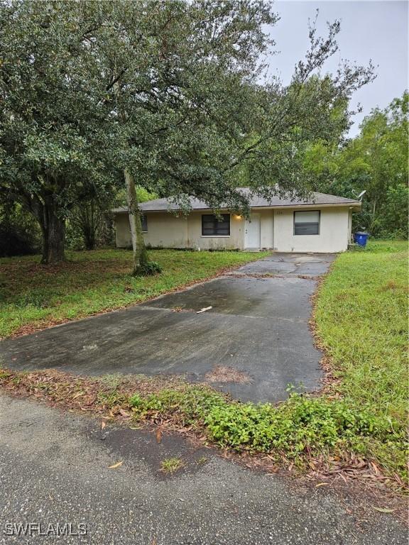 view of front of home featuring a front lawn