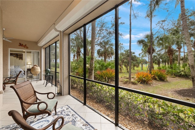 sunroom / solarium featuring a ceiling fan