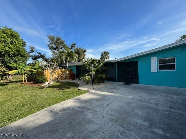 view of front of home featuring a front lawn