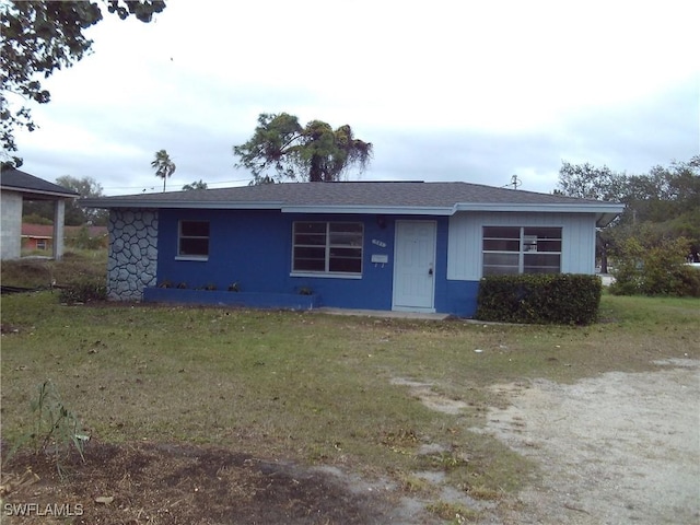 ranch-style house featuring a front yard