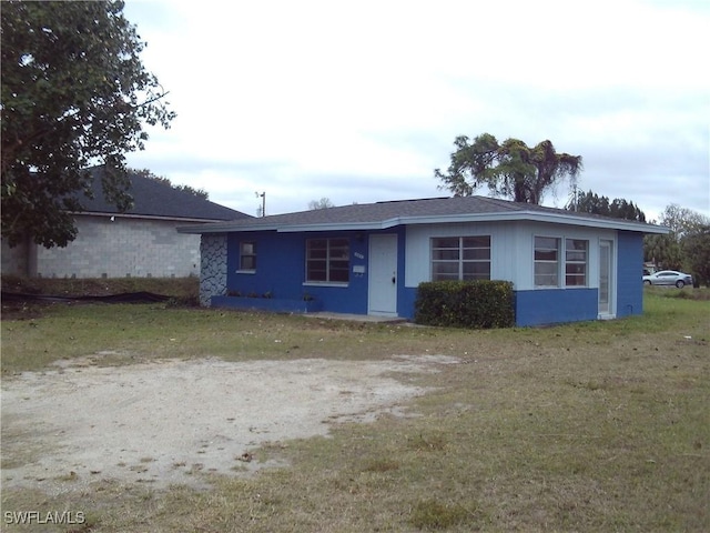 single story home with a front lawn