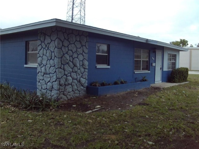 view of front facade with a front lawn