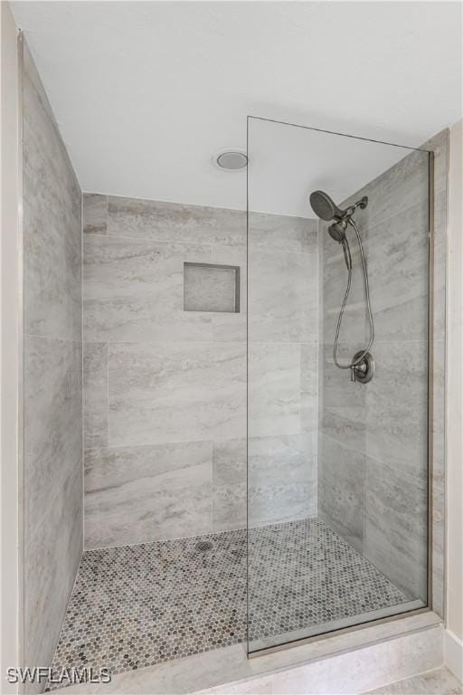 bathroom featuring a tile shower