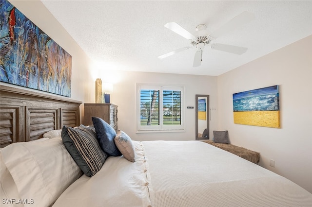 bedroom featuring ceiling fan and a textured ceiling