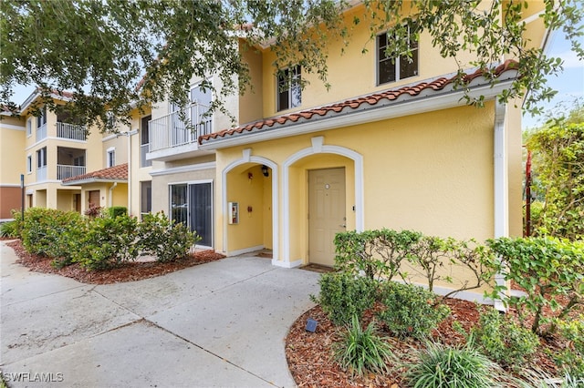 view of front of property featuring stucco siding and a tile roof