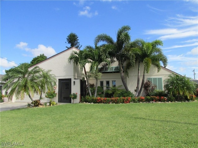 view of front facade featuring a front lawn