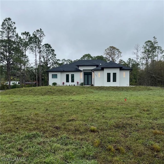 view of front of property featuring a front yard