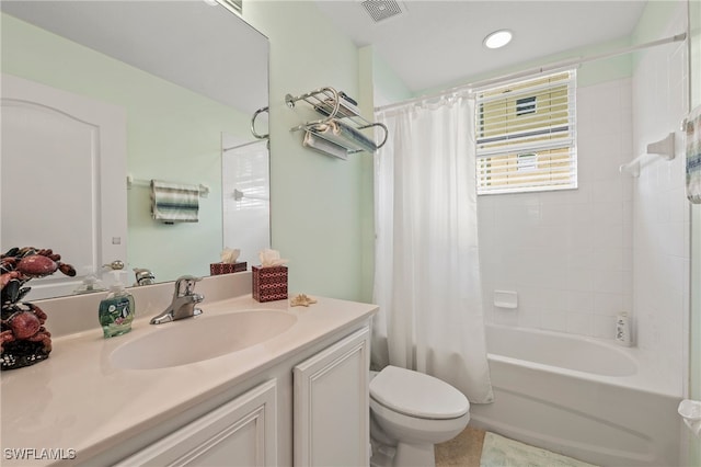 full bath featuring visible vents, shower / bath combo with shower curtain, toilet, recessed lighting, and vanity