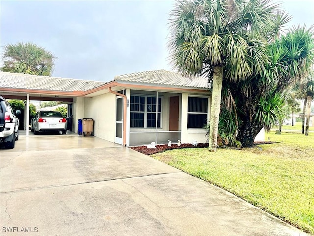 view of front of house featuring a front yard and a carport