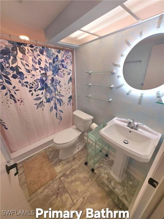 full bath with toilet and curtained shower