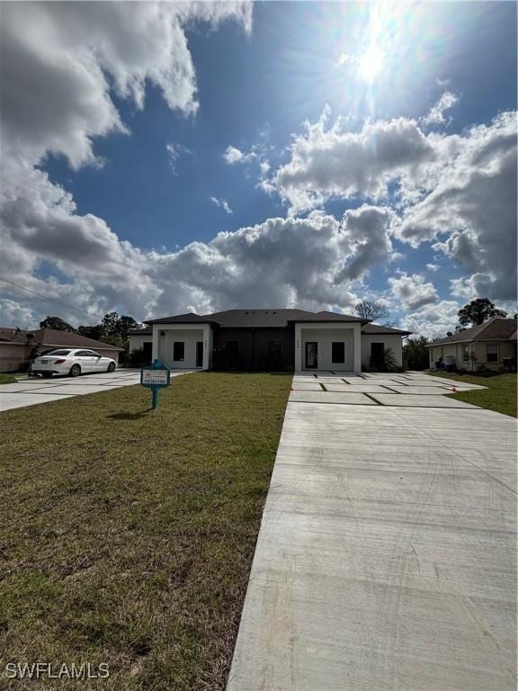 single story home featuring a front lawn