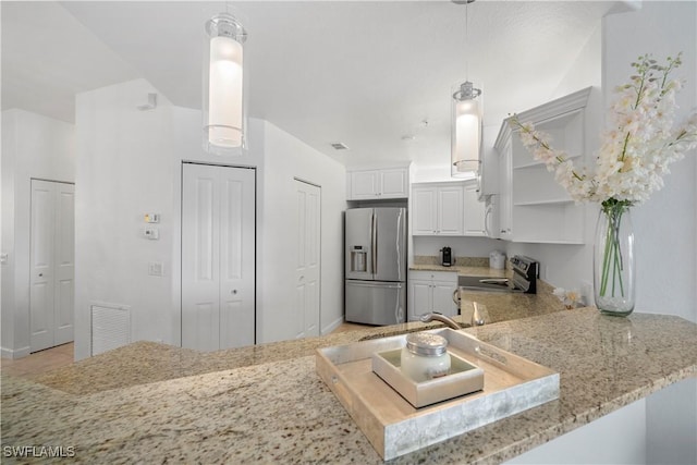 kitchen featuring stainless steel appliances, white cabinetry, kitchen peninsula, and decorative light fixtures