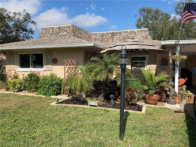 view of front of property with a front lawn