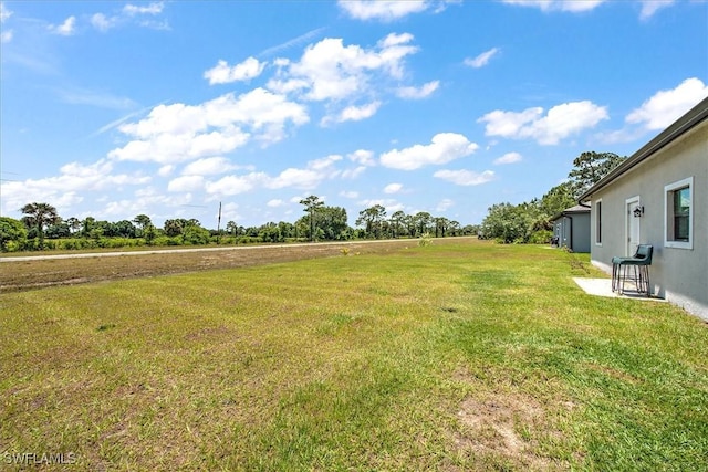 view of yard featuring a rural view