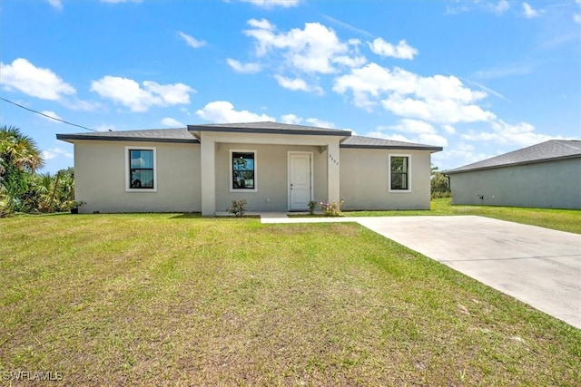 view of front facade featuring a front yard