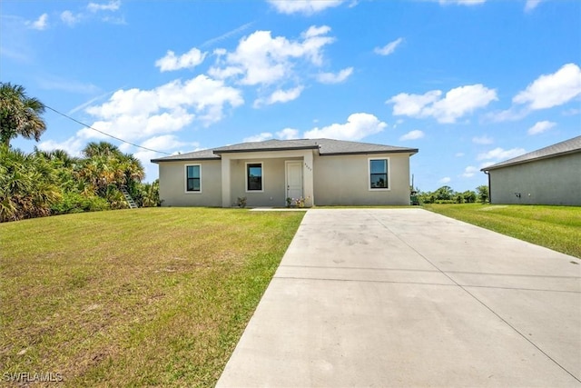 view of front of property featuring a front lawn