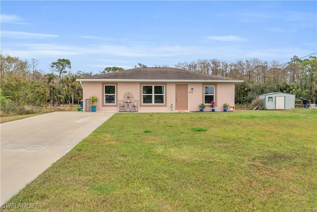 view of front of house featuring a patio, a shed, and a front yard