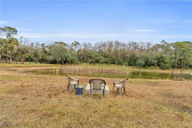 view of yard featuring a water view