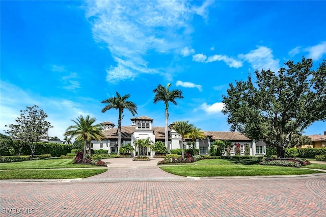 view of front facade with a front lawn