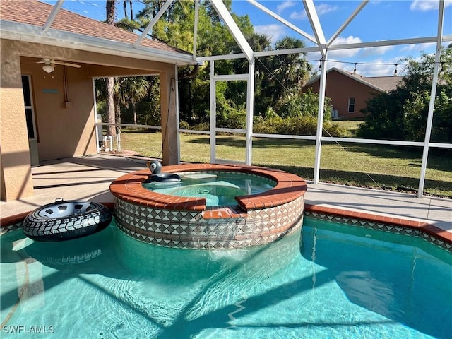 view of pool featuring an in ground hot tub, a patio, ceiling fan, a lanai, and a lawn