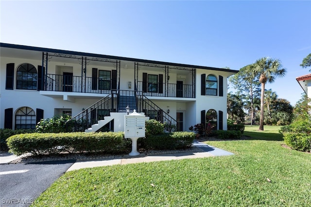 view of front of property with a front yard