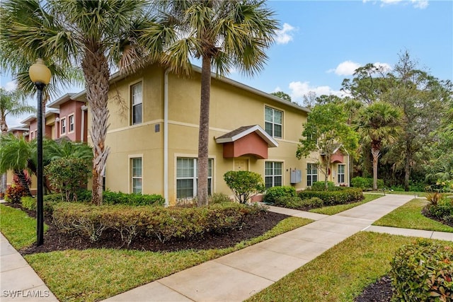 view of front of home featuring a front lawn