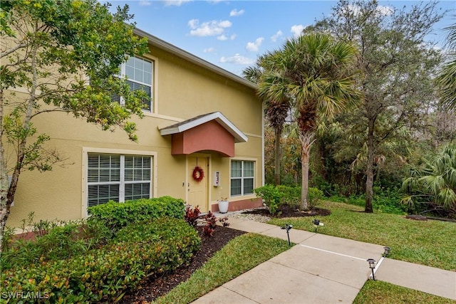 view of front of property featuring a front yard